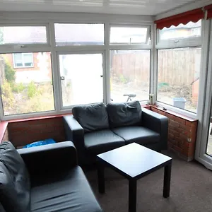 Turnpike Uxbridge Suites Homestay