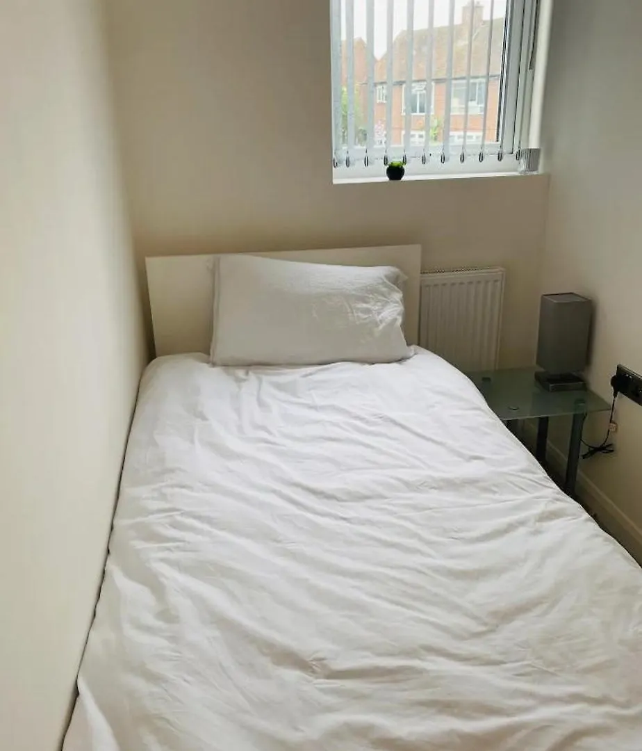Uxbridge London Sober Stay In Shared House With Free St Parking 5Pm To 9Am 0*,  United Kingdom