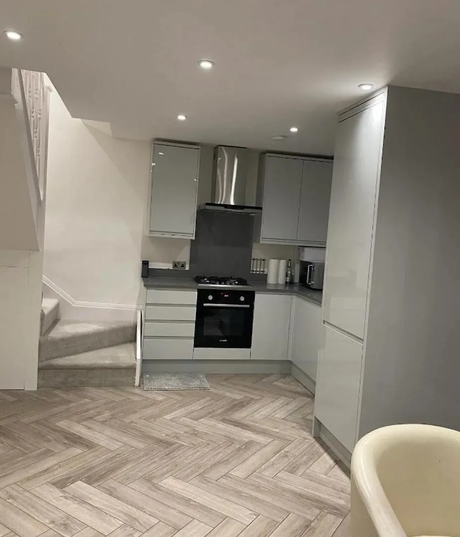 Uxbridge London Sober Stay In Shared House With Free St Parking 5Pm To 9Am United Kingdom