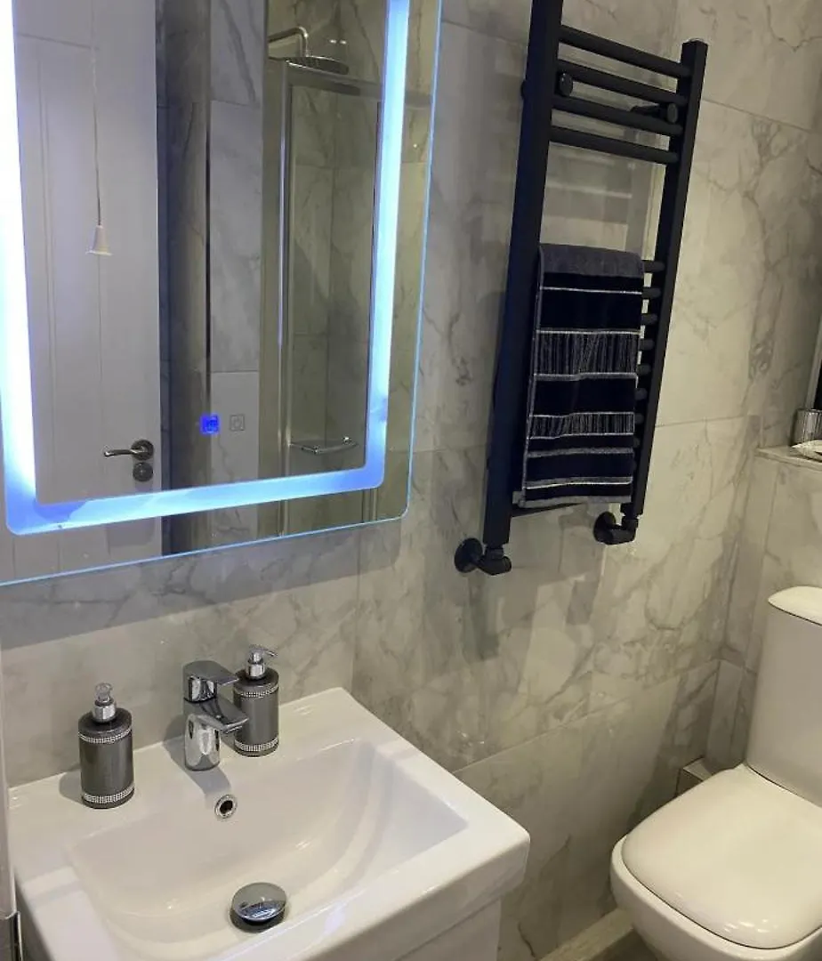 Uxbridge London Sober Stay In Shared House With Free St Parking 5Pm To 9Am Homestay